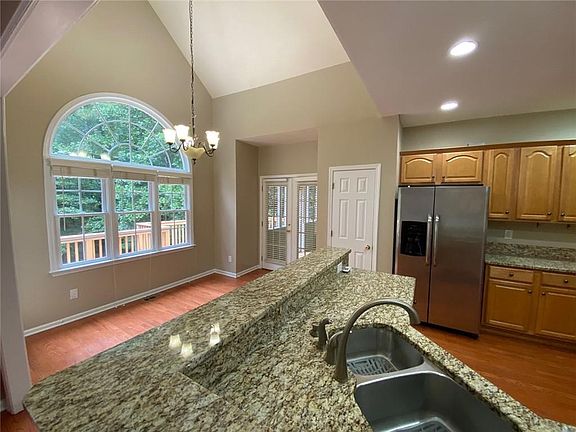 5th image of 136 Highlands Dr