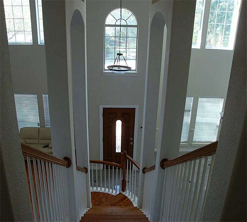 3 bed, 2.5 bath, 2668 sqft, $2,200 — Photo 3