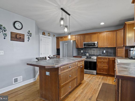 5th image of 329 Upper Mill Ct