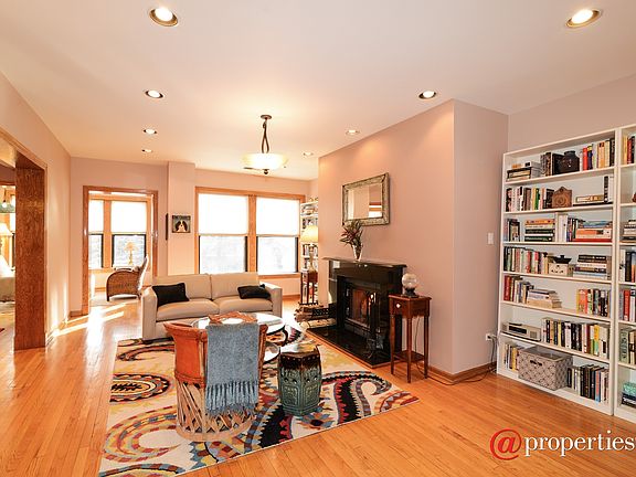 4th image of 906 W Ainslie St APT 3E