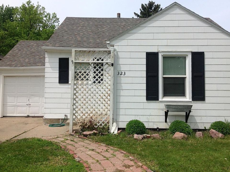 2nd image of 323 N Lake Ave