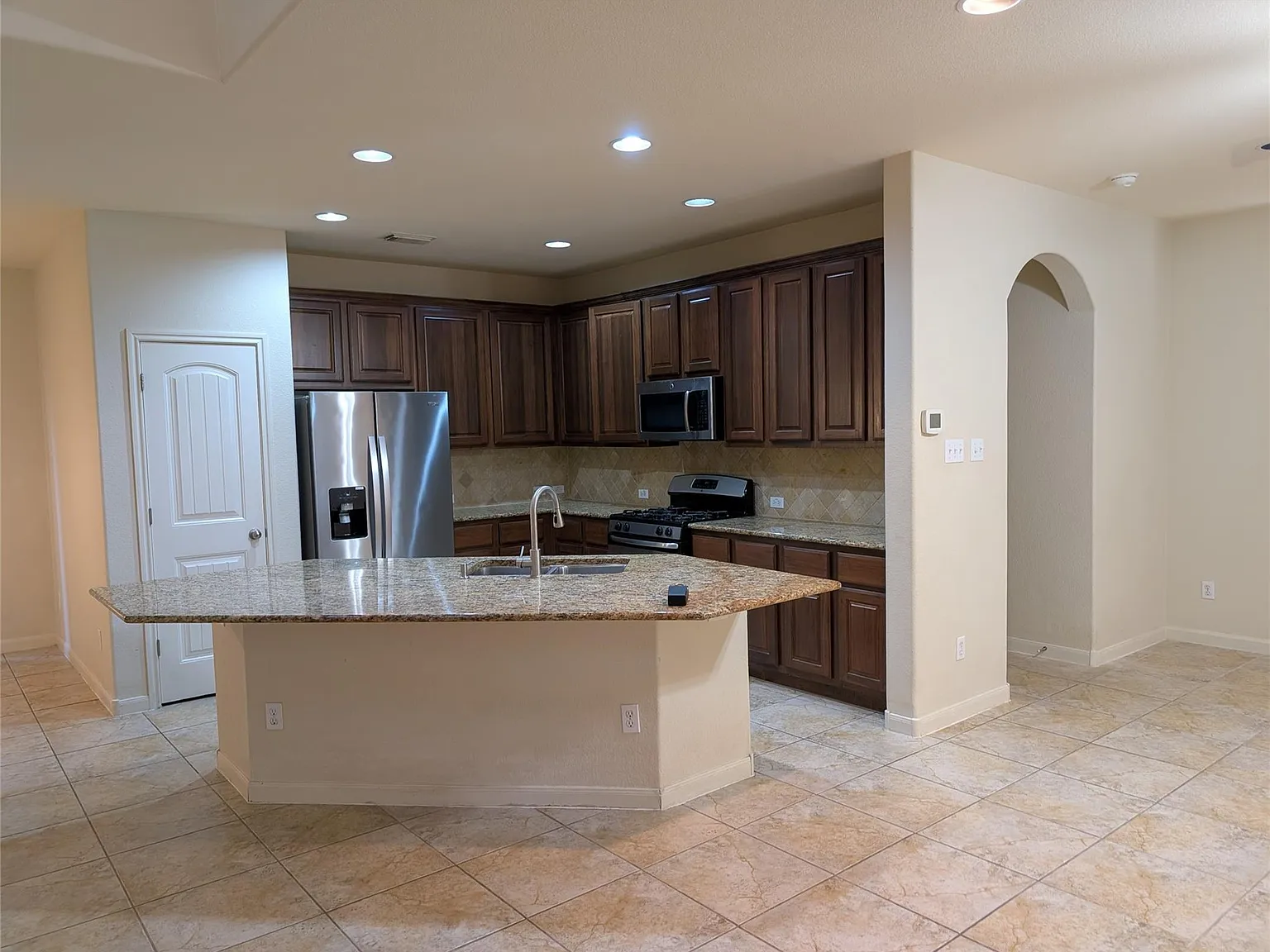 3 bed, 2.5 bath, 1750 sqft, $2,100 — Photo 2