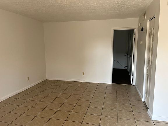 2nd image of 306 Elmwood Dr APT 6