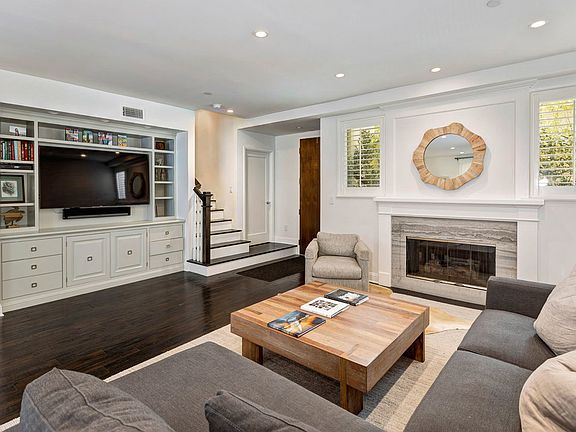 4th image of 944 5th St APT 102