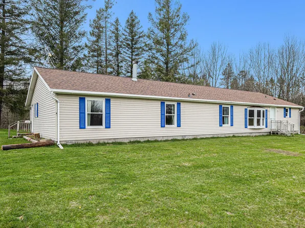 8254 E 104th St, Howard City, MI 49329