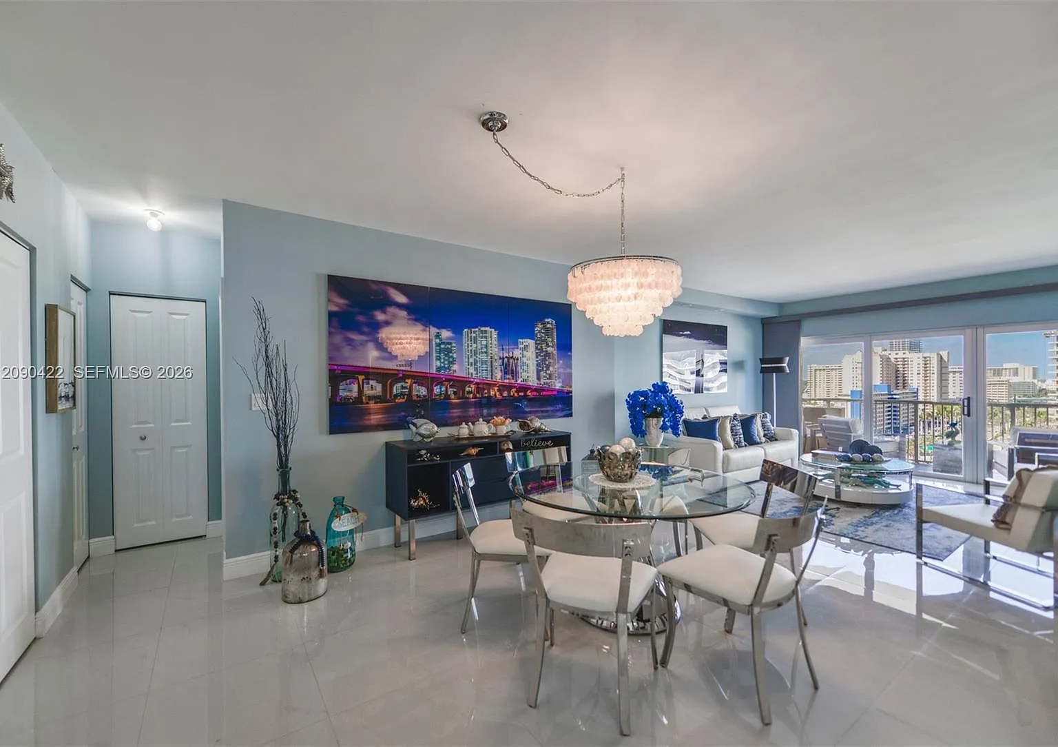 Hemispheres Condo — Photo 4