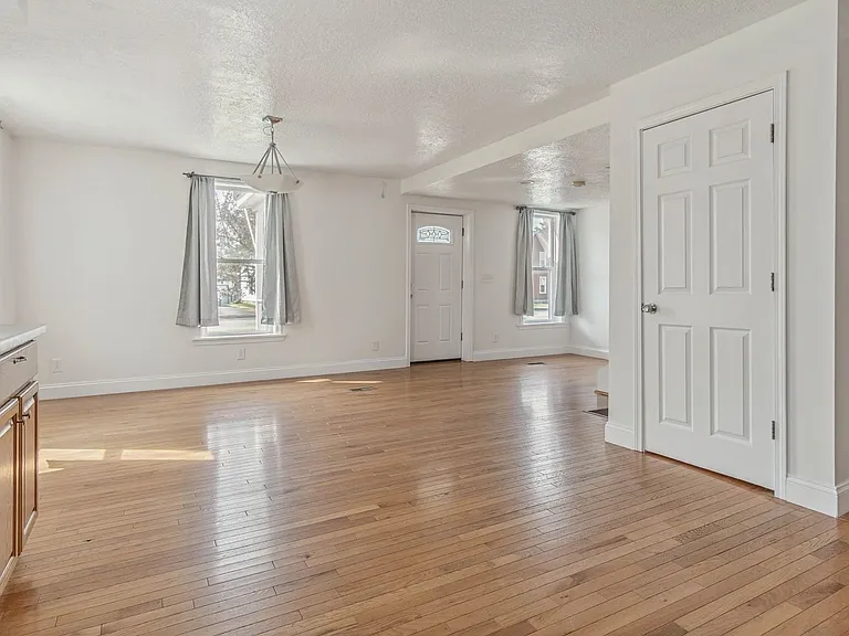 152 N Main St — Photo 6