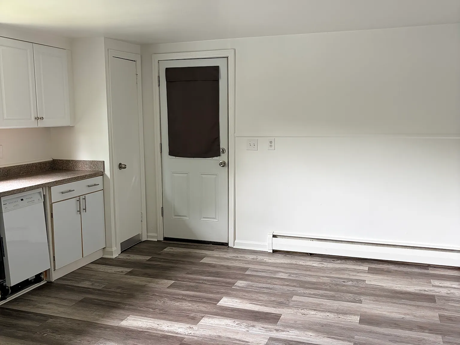 3 bed, 1060 sqft, $2,400 — Photo 3