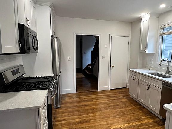 3rd image of 33 Eliot St