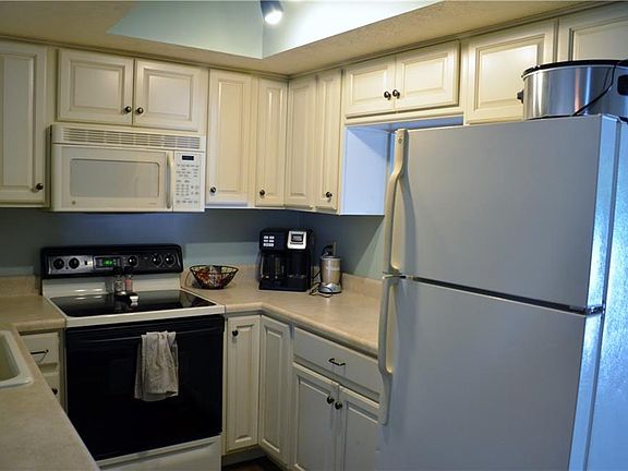3rd image of 208 Deepwood Dr