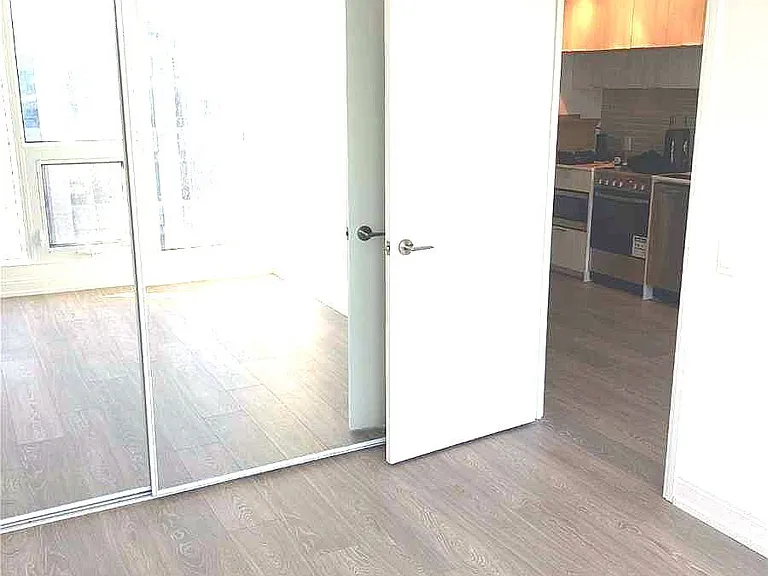 181 Dundas St E #2106 — Photo 4