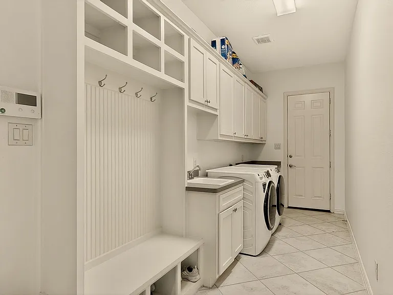 1107 Devonshire Dr S — Photo 28