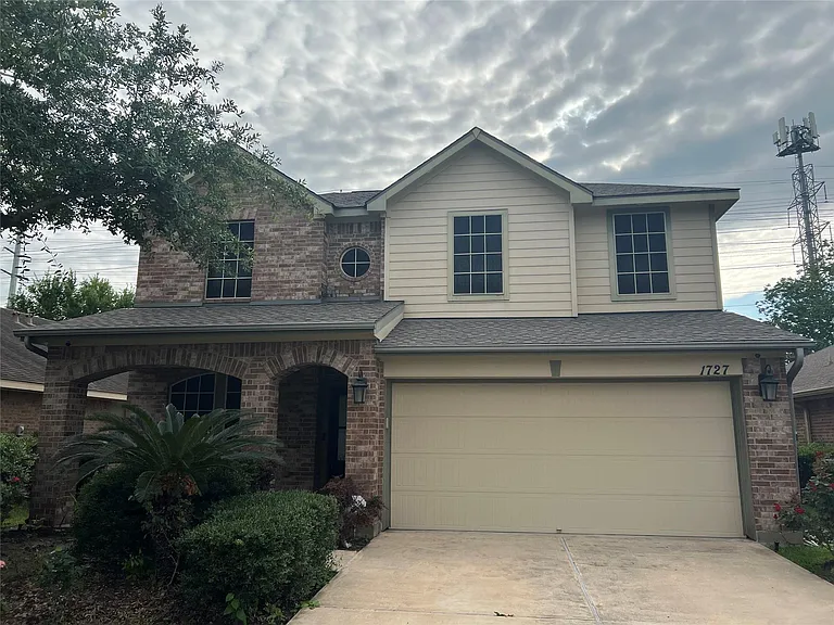 1727 Stieler Dr — Photo 1