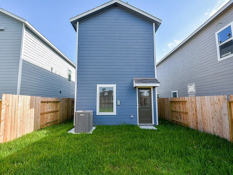21430 Carosella Dr — Photo 30