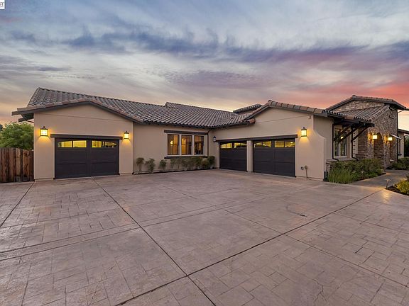 4th image of 2402 Silver Oaks Ln