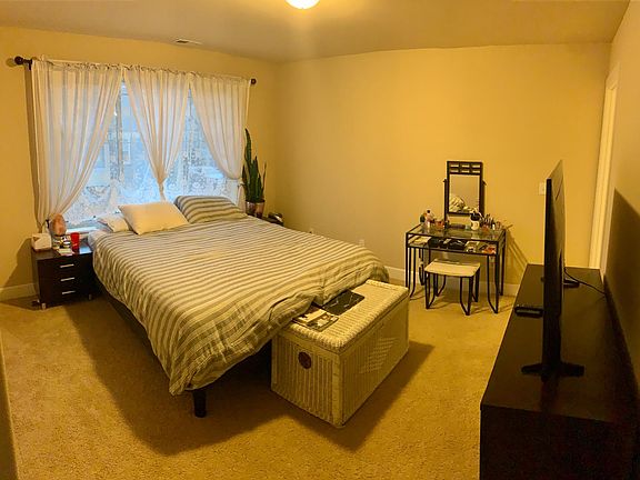 Master Bedroom (2nd Fl)