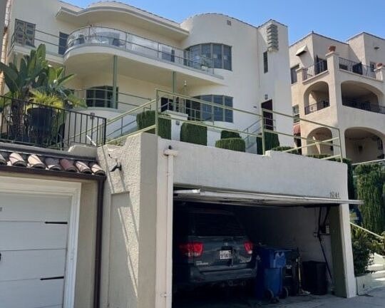 3rd image of 1941 N Mariposa Ave