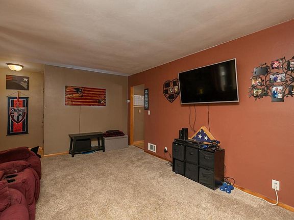 5th image of 210 E Park St
