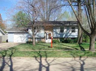 4714 Pine View Dr NE, Cedar Rapids, IA 52402