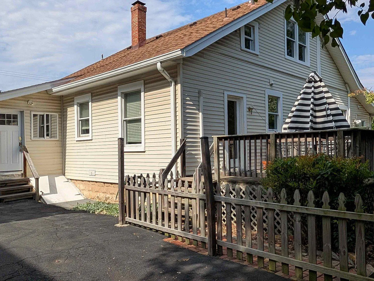 4 bed, 2.0 bath, 2600 sqft, $4,600 — Photo 3