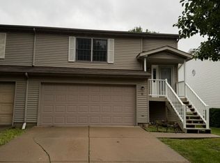 8 Rounds Rd, Bloomington, IL 61704