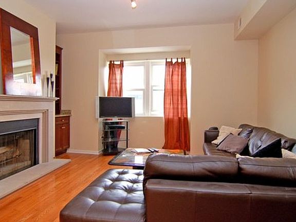 5th image of 867 N La Salle Dr Unit 4