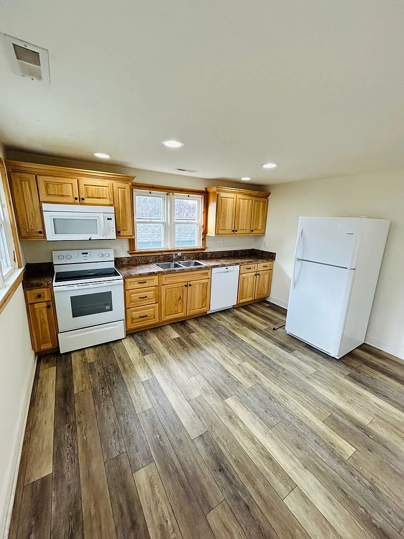 Spacious 4BR Home Near Downtown Blacksburg & Virginia Tech — Photo 2