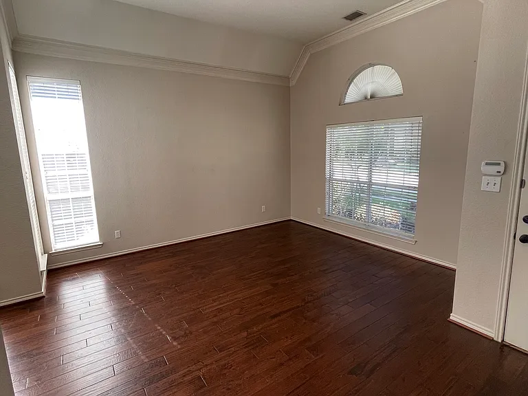 425 Waterside Dr — Photo 2