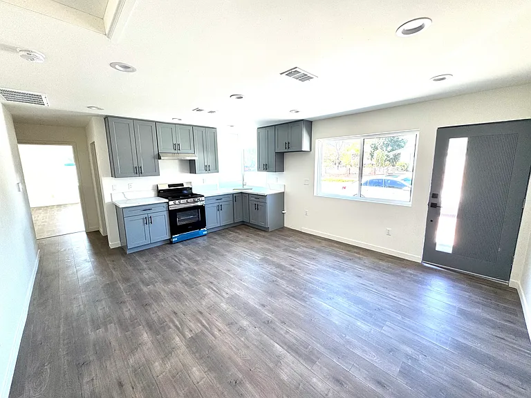 16529 San Fernando Mission Blvd — Photo 3