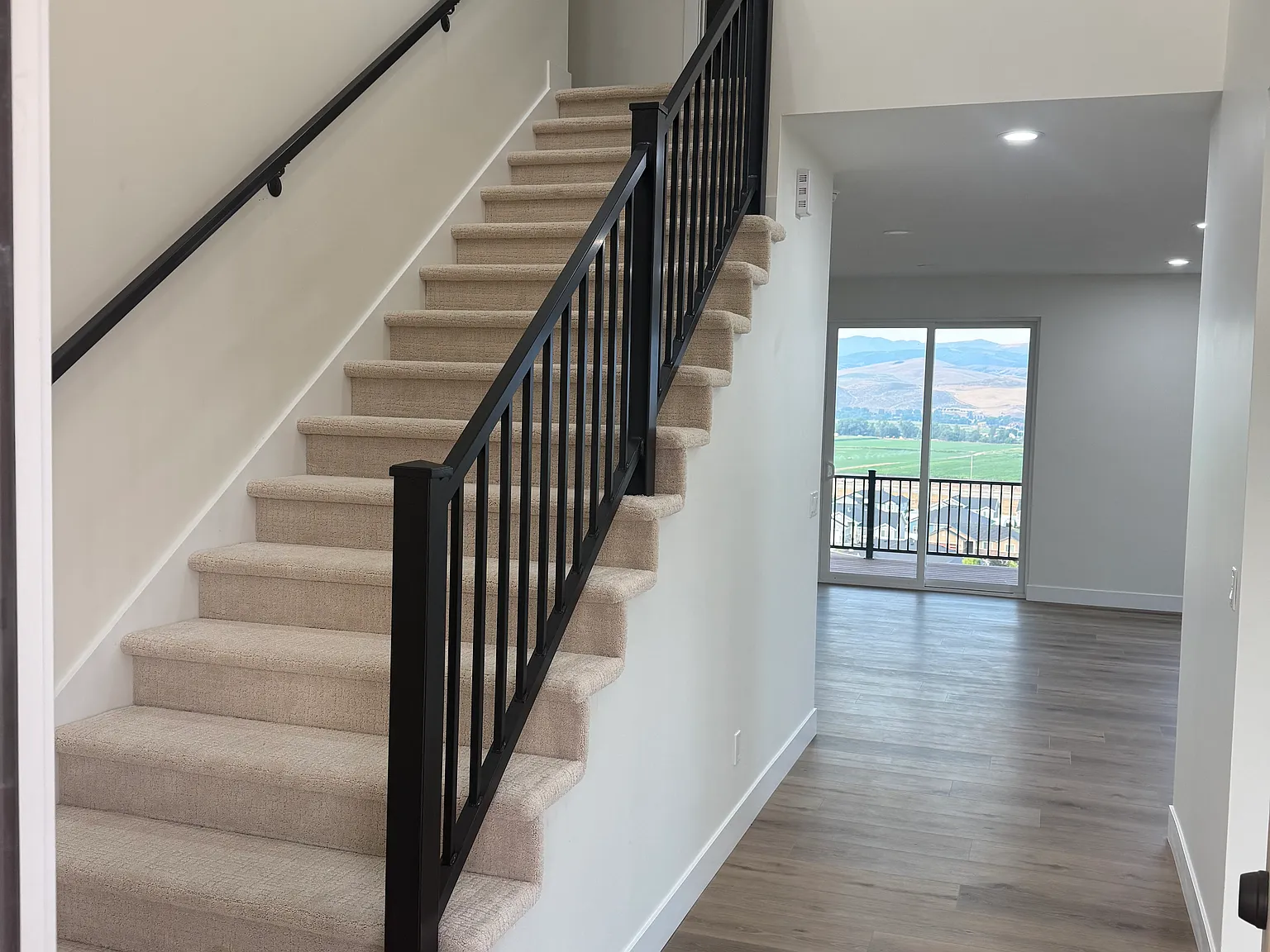 6 bed, 3.5 bath, 4200 sqft, $3,950 — Photo 3