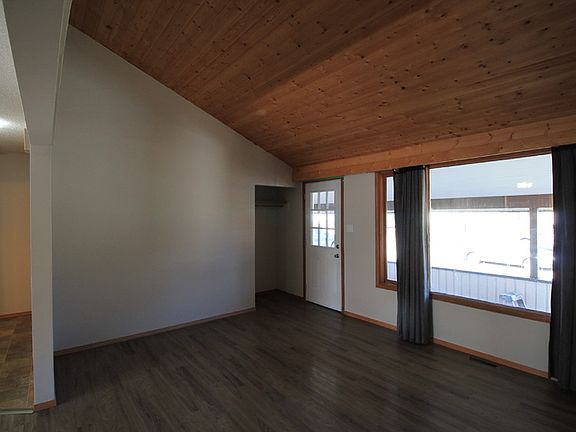 5th image of 15915 106a Ave NW