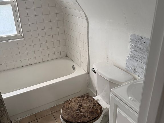4th image of 25 Nassau Pl APT 3