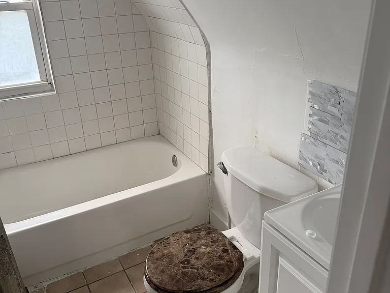 25 Nassau Pl #3 — Photo 4