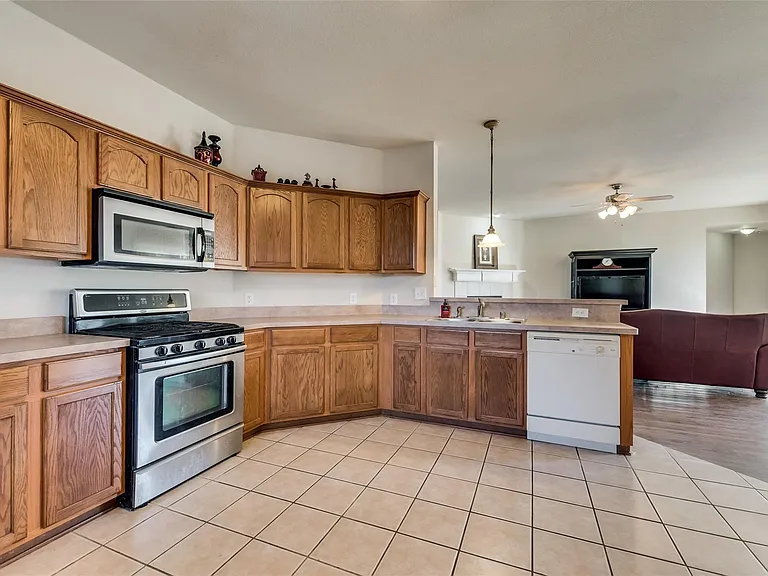 2431 Fieldcrest Dr — Photo 6
