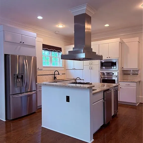 2617 Canterbury Trl NE — Photo 3