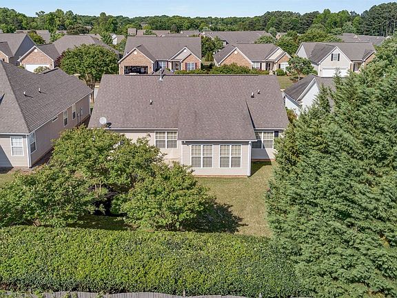4th image of 111 Wild Thorn Ln