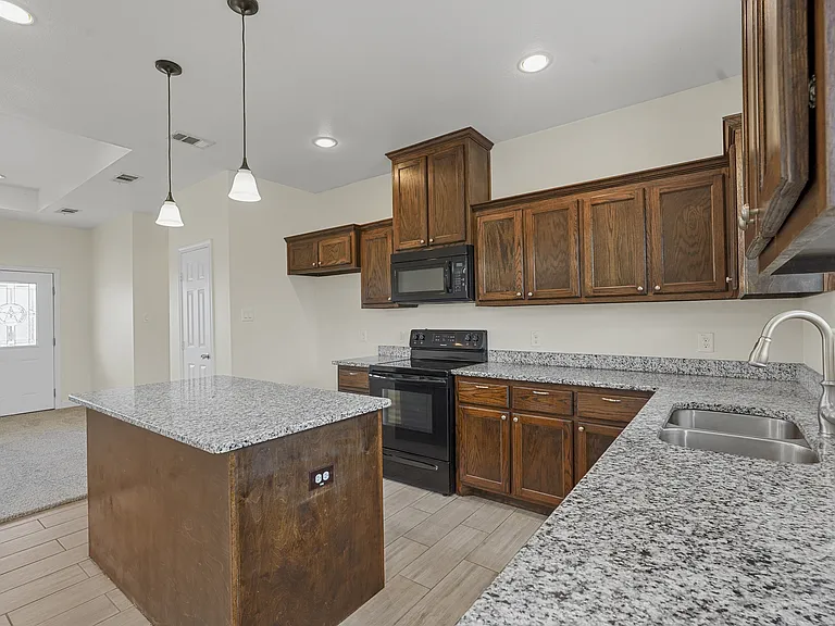 2103 Oliver St — Photo 2