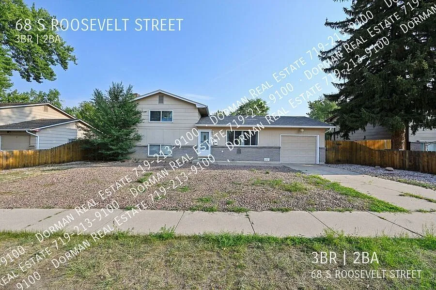 Tri level with Huge yard in Park Hill! — Photo 3