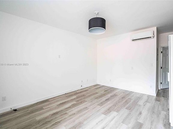 3rd image of 1561 Jefferson Ave APT 5