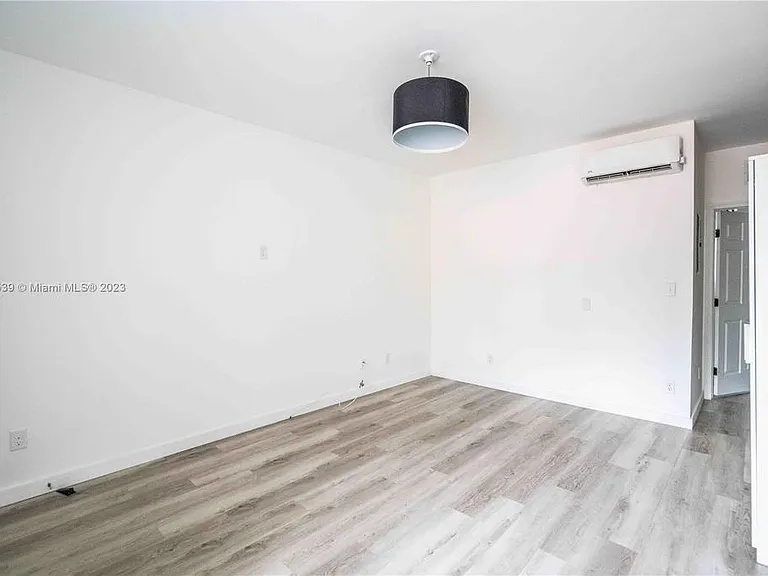 1561 Jefferson Ave #5 — Photo 3
