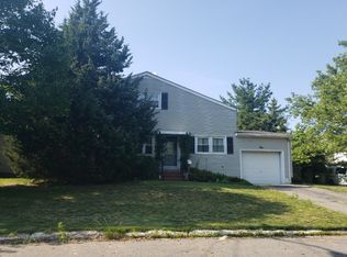 1 Mohawk Ln, Parlin, NJ 08859