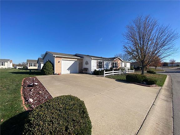 2nd image of 924 NE White Oaks Ln