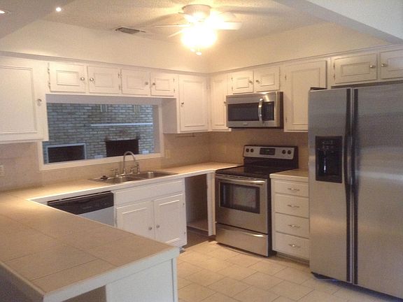 2nd image of 940 Willow Creek Cir