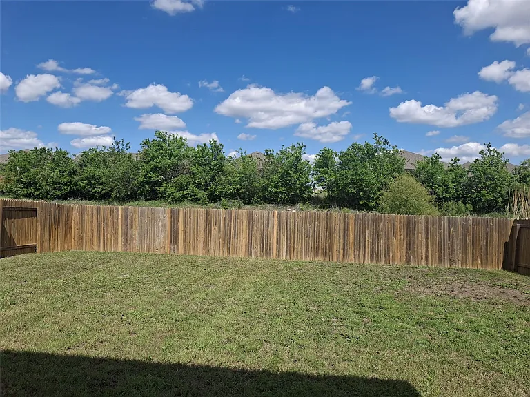 405 Riverdale Dr — Photo 9