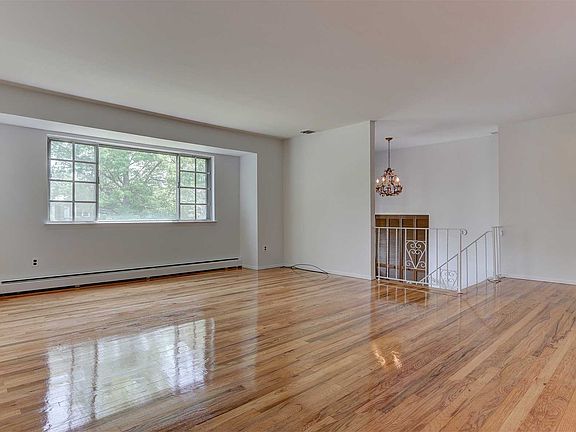 4th image of 12 Heatcote Dr