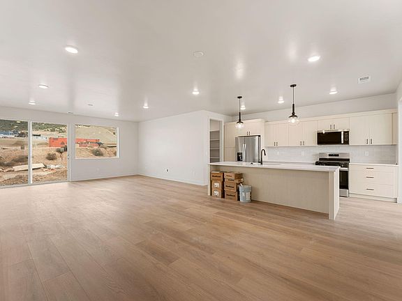 2nd image of 432 E Fiddlers Canyon Rd #124