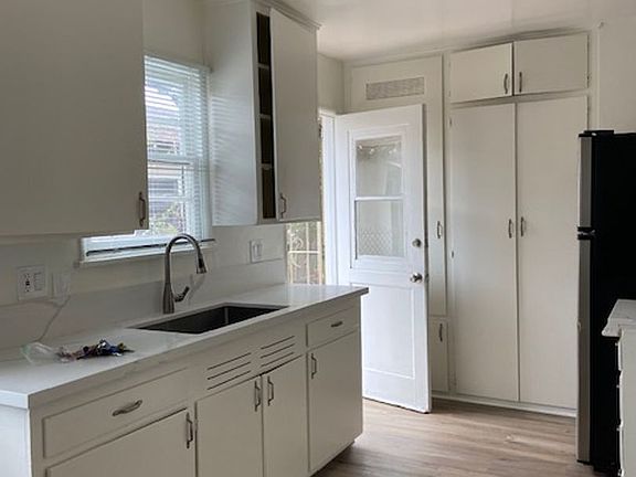 5th image of 7009-7011 1/2 Kester Ave #2