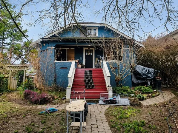 1217 6th Ave, New Westminster, BC V3M 2C1