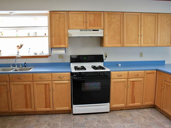 5th image of 302 Cedar St