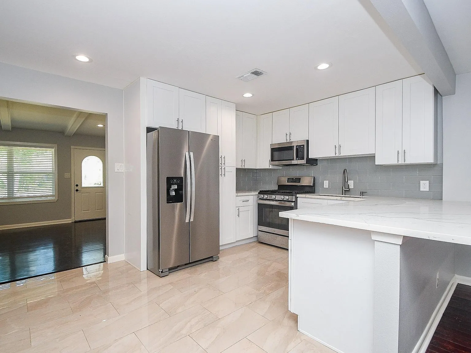 3 bed, 1576 sqft, $2,400 — Photo 3